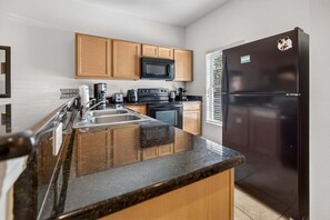 Fridge, microwave, oven, stovetop - 3004 RG - Encantada Serene Retreat Private Hot Tub (Kissimmee)
