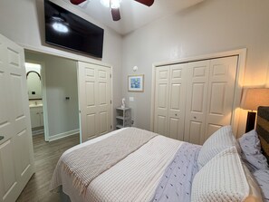 3 slaapkamers, een strijkplank/strijkijzer, gratis wifi, beddengoed