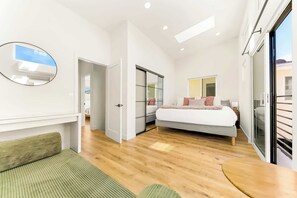3 bedrooms, desk, iron/ironing board, WiFi - PB New Build - Steps to Sand & Surf (San Diego)