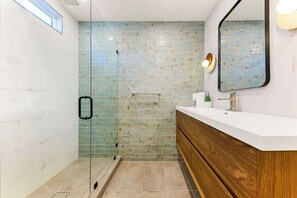 Shower, hair dryer, towels, shampoo - PB New Build - Steps to Sand & Surf (San Diego)