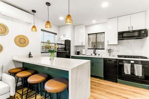 Fridge, microwave, oven, stovetop - PB NEW BUILD l A Block from SAND (San Diego)