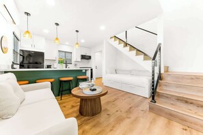 TV, offices - PB NEW BUILD l A Block from SAND (San Diego)
