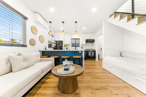 TV, offices - PB NEW BUILD l A Block from SAND (San Diego)