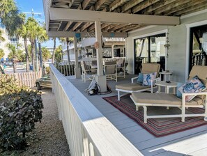 Terrace/patio - Pelicans Roost Beach House Right On The Beach (Indian Rocks Beach)