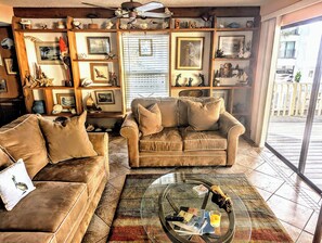 TV - Pelicans Roost Beach House Right On The Beach (Indian Rocks Beach)
