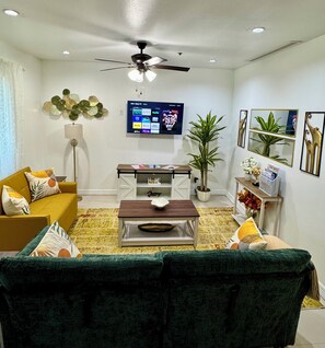Living area - The Prestige 3BR/2BA Place Near Airport and Mall (McAllen)