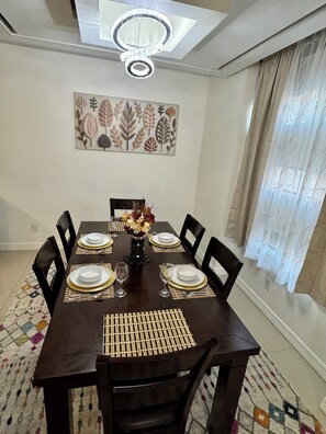 Dining - The Prestige 3BR/2BA Place Near Airport and Mall (McAllen)