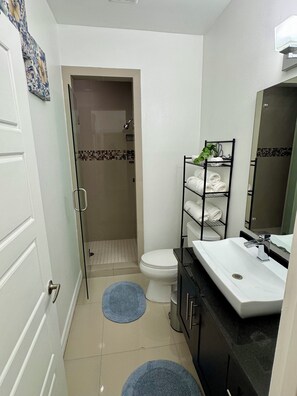 Douche, sèche-cheveux, serviettes fournies, savon