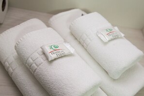 Shower, hair dryer, towels, soap - Hotel do Feijão  (Cachoeira Paulista)