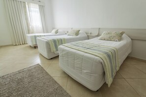 Standard Triple Room | Desk, laptop workspace, free WiFi - Hotel do Feijão  (Cachoeira Paulista)