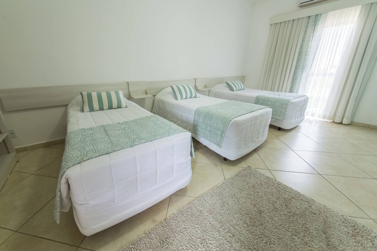 Standardværelse til 3 personer | Skrivebord, arbejdsområde til bærbare computere, gratis Wi-Fi