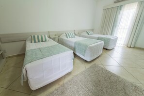 Standard Triple Room | Desk, laptop workspace, free WiFi - Hotel do Feijão  (Cachoeira Paulista)
