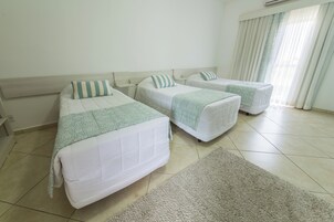 Standard Triple Room | Desk, laptop workspace, free WiFi