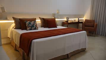 Suite | Desk, laptop workspace, free WiFi