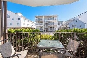 Outdoor dining - Ocean Block Retreat – Sleeps 6! (Ocean City)