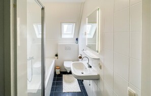 Shower - Beautiful home in Witmarsum (Witmarsum)