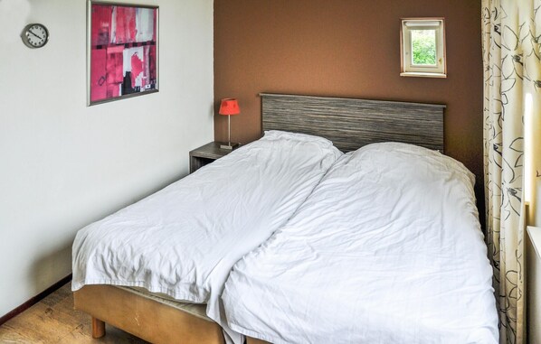 4 bedrooms, iron/ironing board, travel cot, free WiFi - Pet friendly home in Witmarsum with WiFi (Witmarsum)