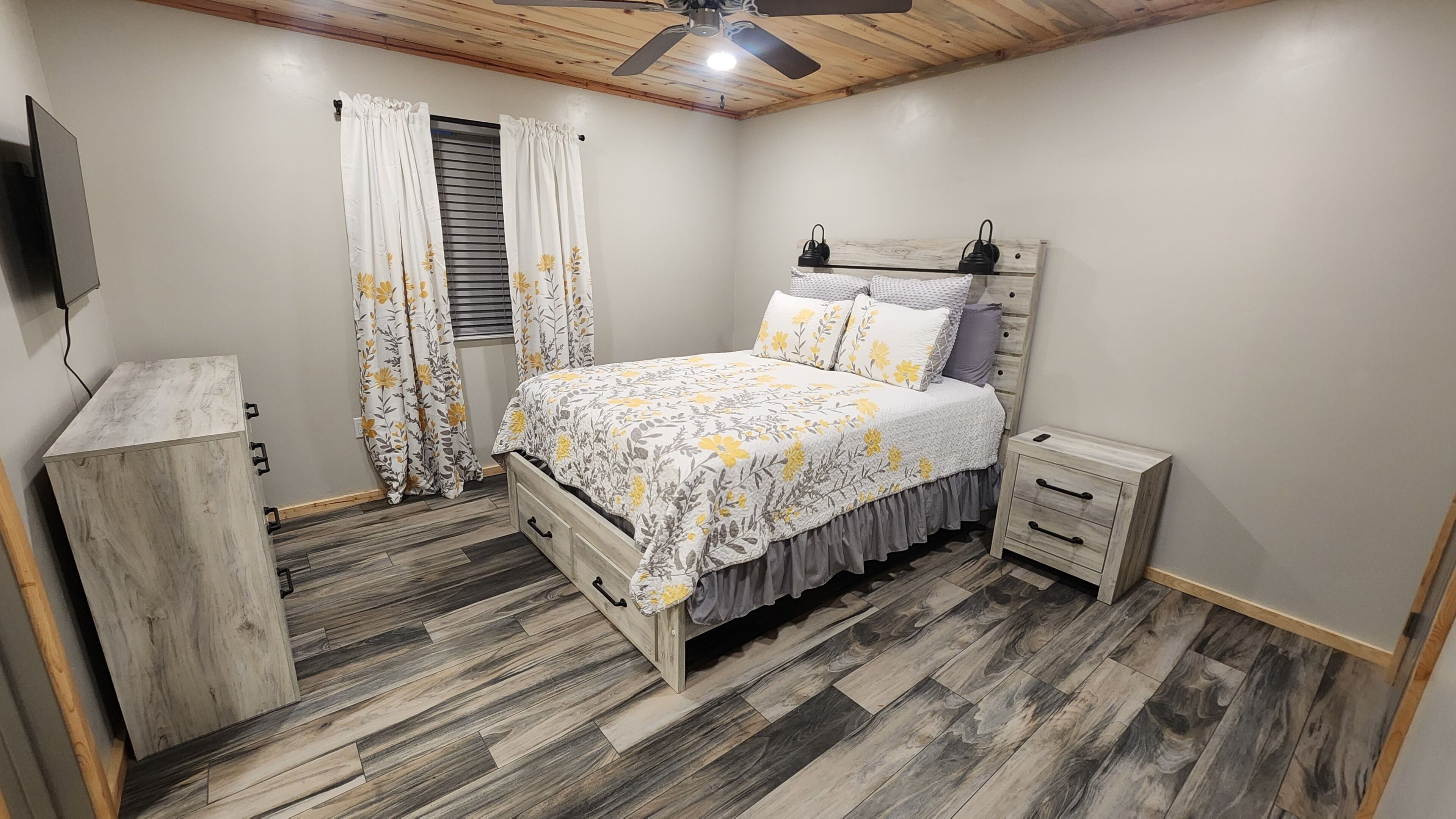 Tabla de planchar con plancha, wifi y ropa de cama 