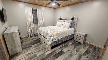 Tabla de planchar con plancha, wifi y ropa de cama