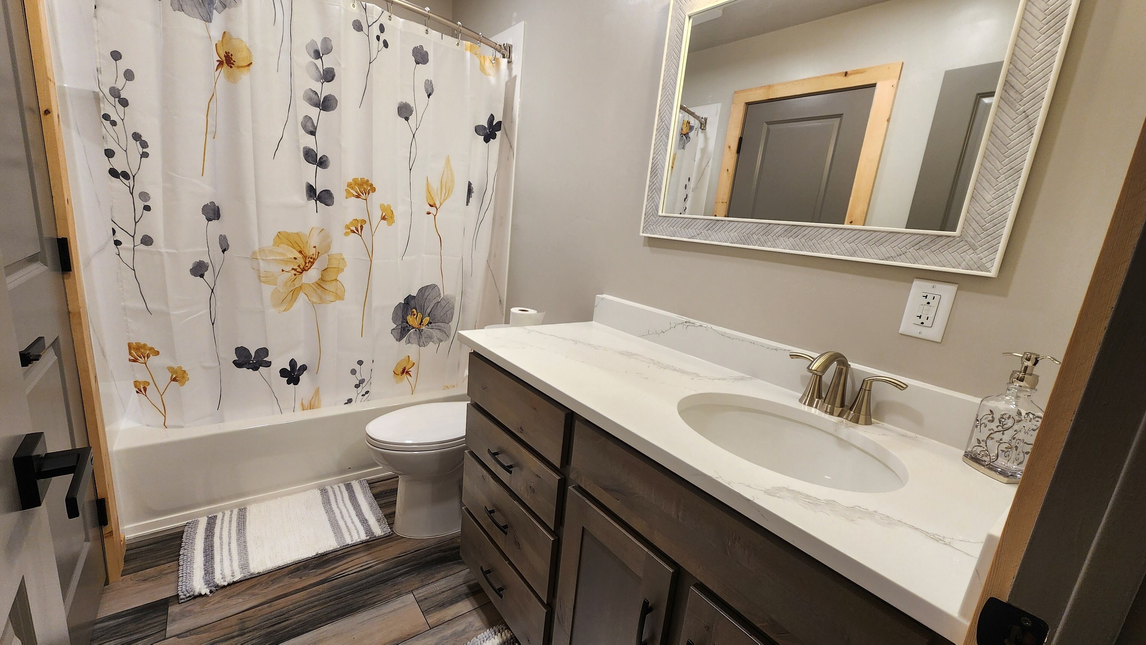 Chuveiro, secador de cabelo, toalhas de banho, sabonete