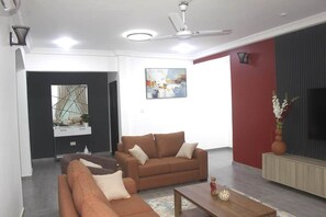 TV - Beautiful 2bdr Apt @Shayshan Heights, East Airport (Accra)