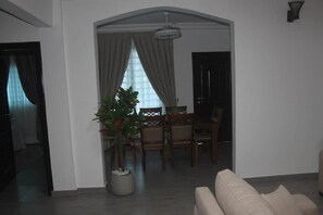 TV - Spacious 2bdr AptShayshan Heights East Airport (Accra)