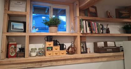 Handcrafted Headwater Hideout. Downtown w/ woodfired sauna