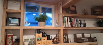 Handcrafted Headwater Hideout. Downtown w/ woodfired sauna