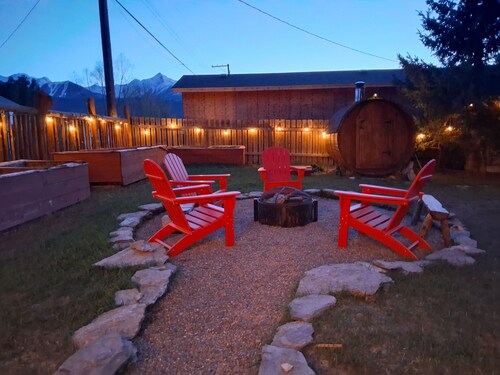 Handcrafted Headwater Hideout. Downtown w/ woodfired sauna