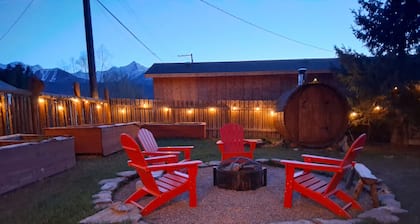 Handcrafted Headwater Hideout. Downtown w/ woodfired sauna