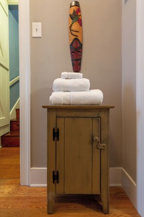 Interior - 2-Bdr 2.5Ba House in Enchanting Philadelphia Neighborhood, AC & Private Backyard (Philadelphia)