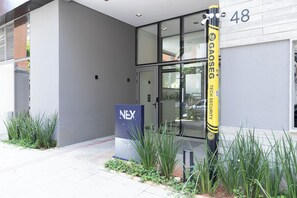 Exterior - Moderno com AC piscina e academia (São Paulo)