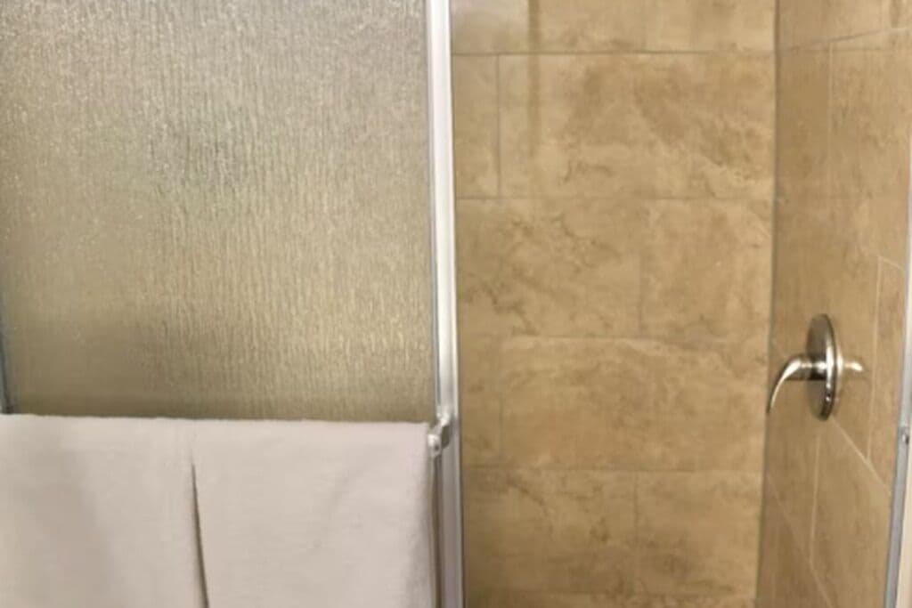 Secador de pelo, toallas, jabón y papel higiénico