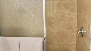 Secador de pelo, toallas, jabón y papel higiénico