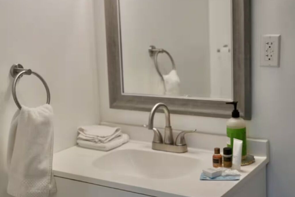 Séchoir à cheveux, serviettes fournies, savon, papier de toilette