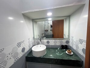 Standard-Doppelzimmer | Badezimmer | Dusche, Haartrockner, Hausschuhe, Handtücher