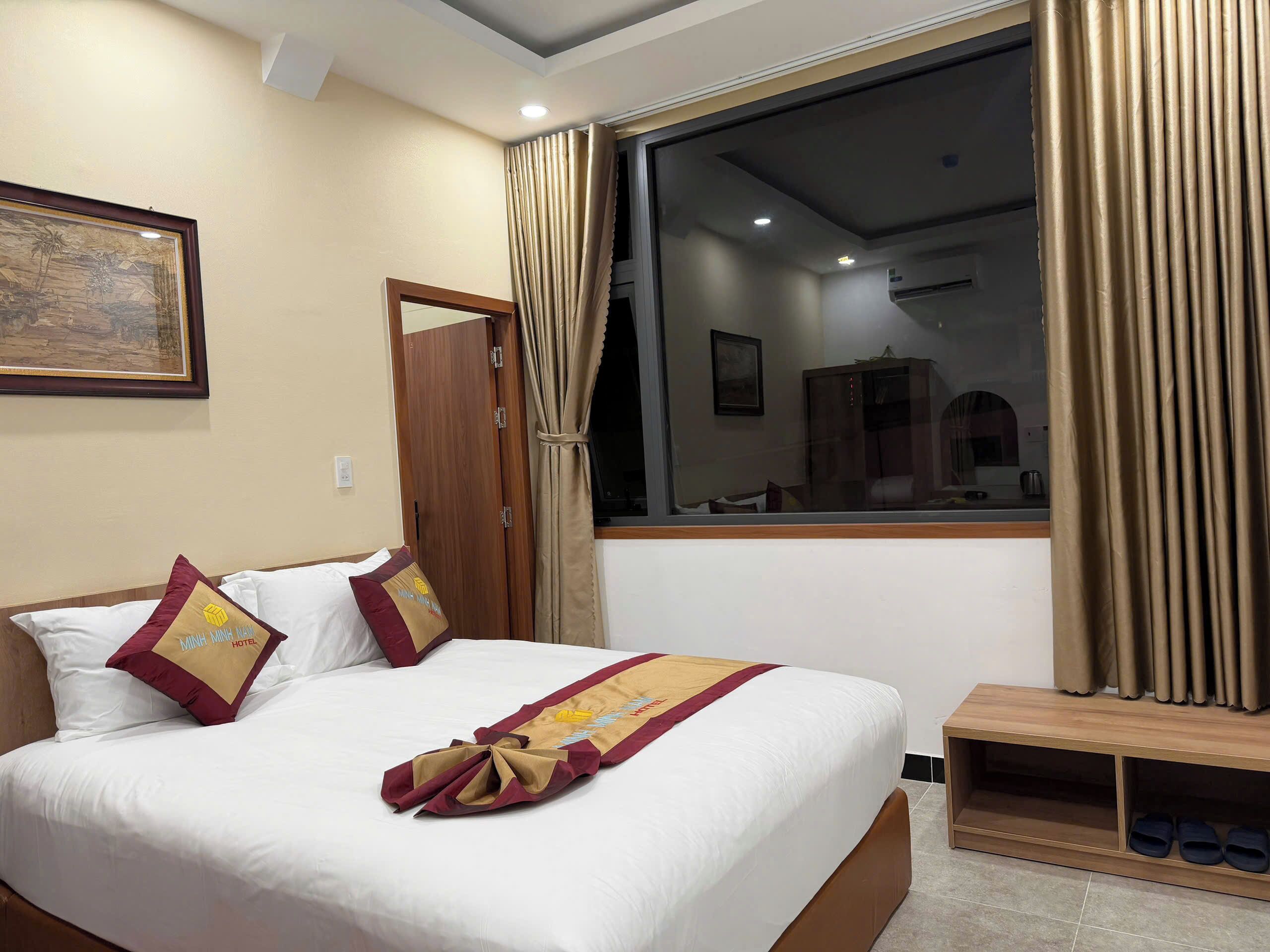 Deluxe-Doppelzimmer, Stadtblick | Schreibtisch, laptopgeeigneter Arbeitsplatz, schallisolierte Zimmer