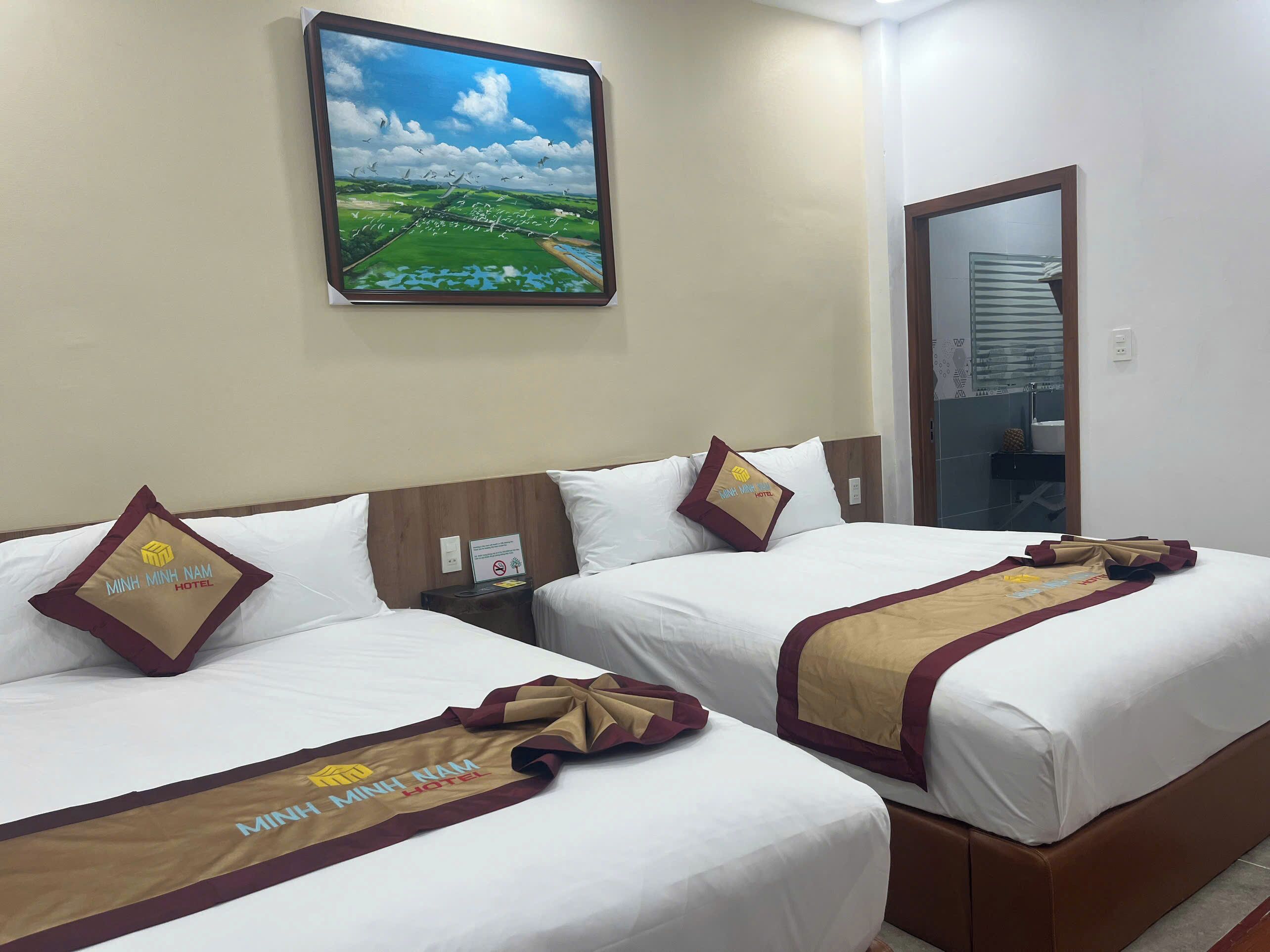 Deluxe-Vierbettzimmer | Schreibtisch, laptopgeeigneter Arbeitsplatz, schallisolierte Zimmer