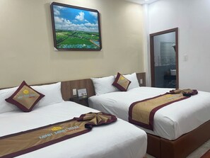 Deluxe-Vierbettzimmer | Schreibtisch, laptopgeeigneter Arbeitsplatz, schallisolierte Zimmer