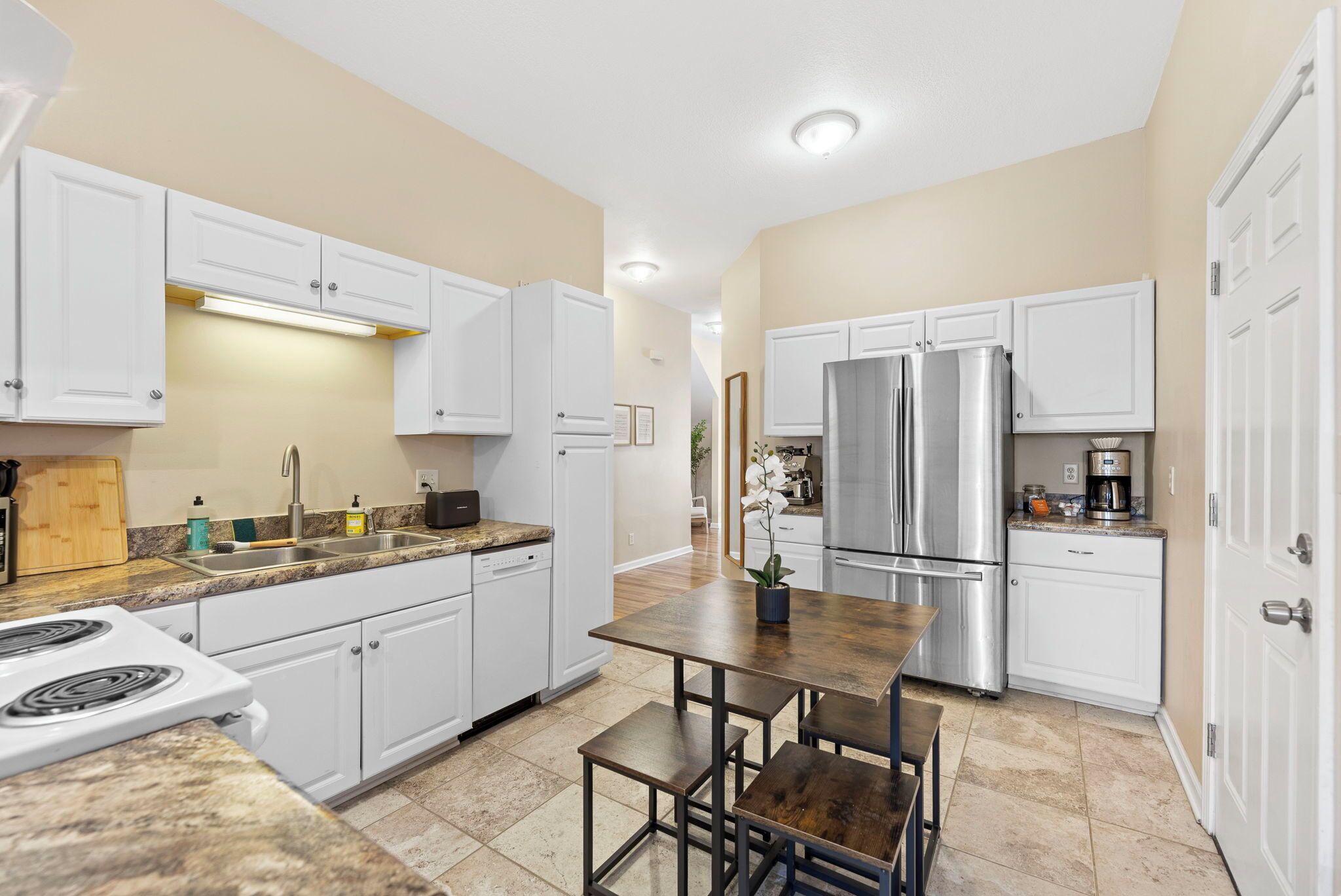 Kjøleskap, mikrobølgeovn, ovn og kokeplater