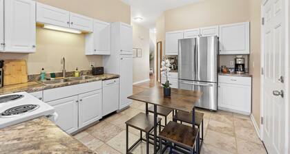 Charming KC 2BR 1 BATH Downtown Access In-Unit Laundry