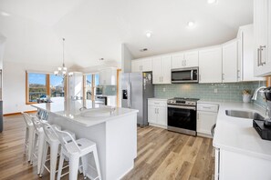 Réfrigérateur, micro-ondes, four, lave-vaisselle