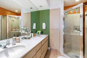 Shower, jetted bath, hair dryer, towels - Hacienda-Resort Style-Golf, Music, & Art Paradise in La Quinta, PGA West Stadium (La Quinta)