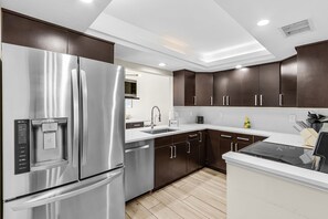 Fridge, microwave, oven, stovetop - Renovated Sarasota Retreat Near Beaches, Pool & Tennis - Spanish Pine Villa #210 - Roelens (Sarasota)