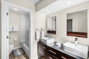 Shower, hair dryer, towels - Renovated Sarasota Retreat Near Beaches, Pool & Tennis - Spanish Pine Villa #210 - Roelens (Sarasota)