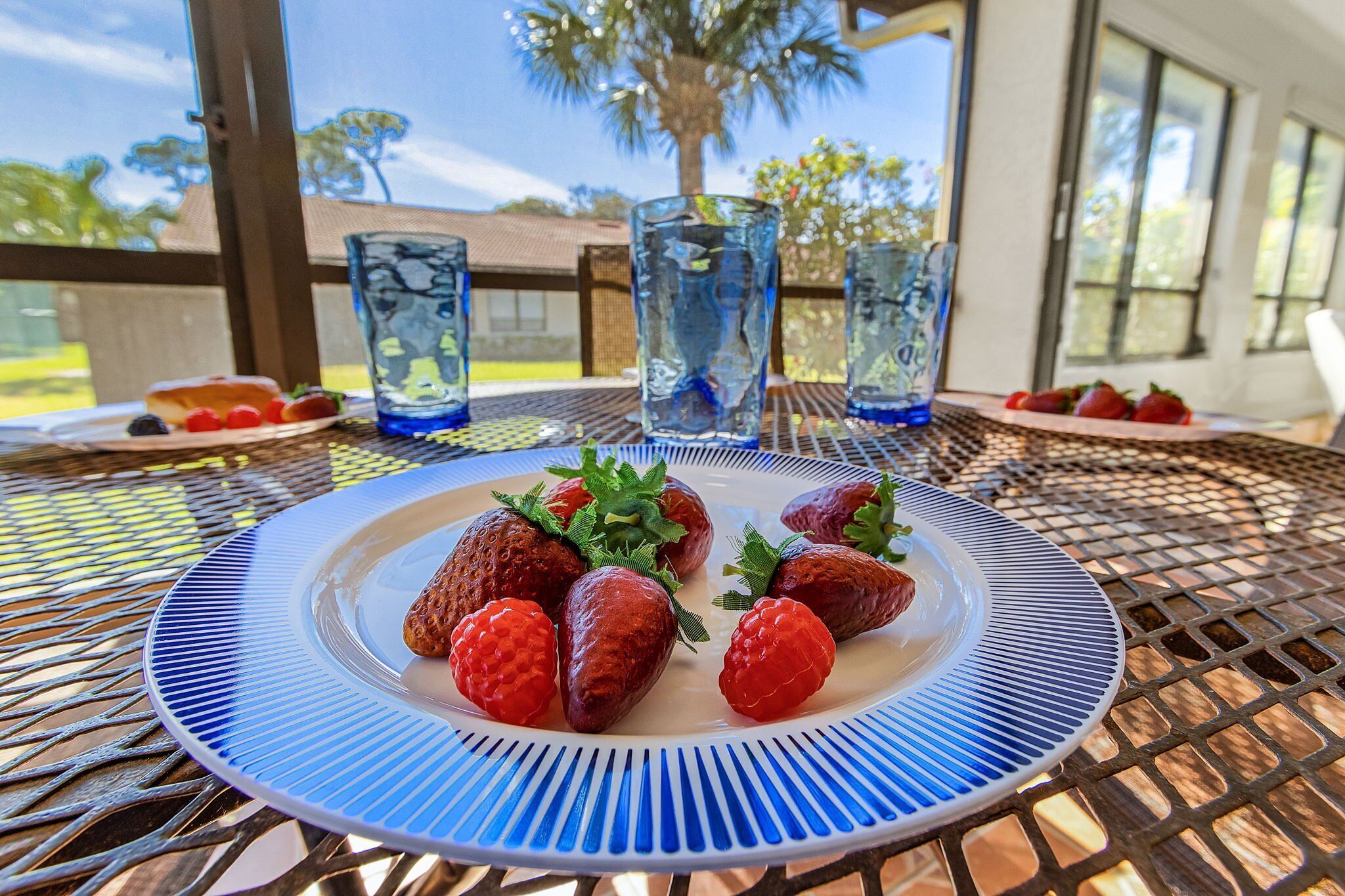 Ein Tisch mit Erdbeeren und Wassergläsern.
