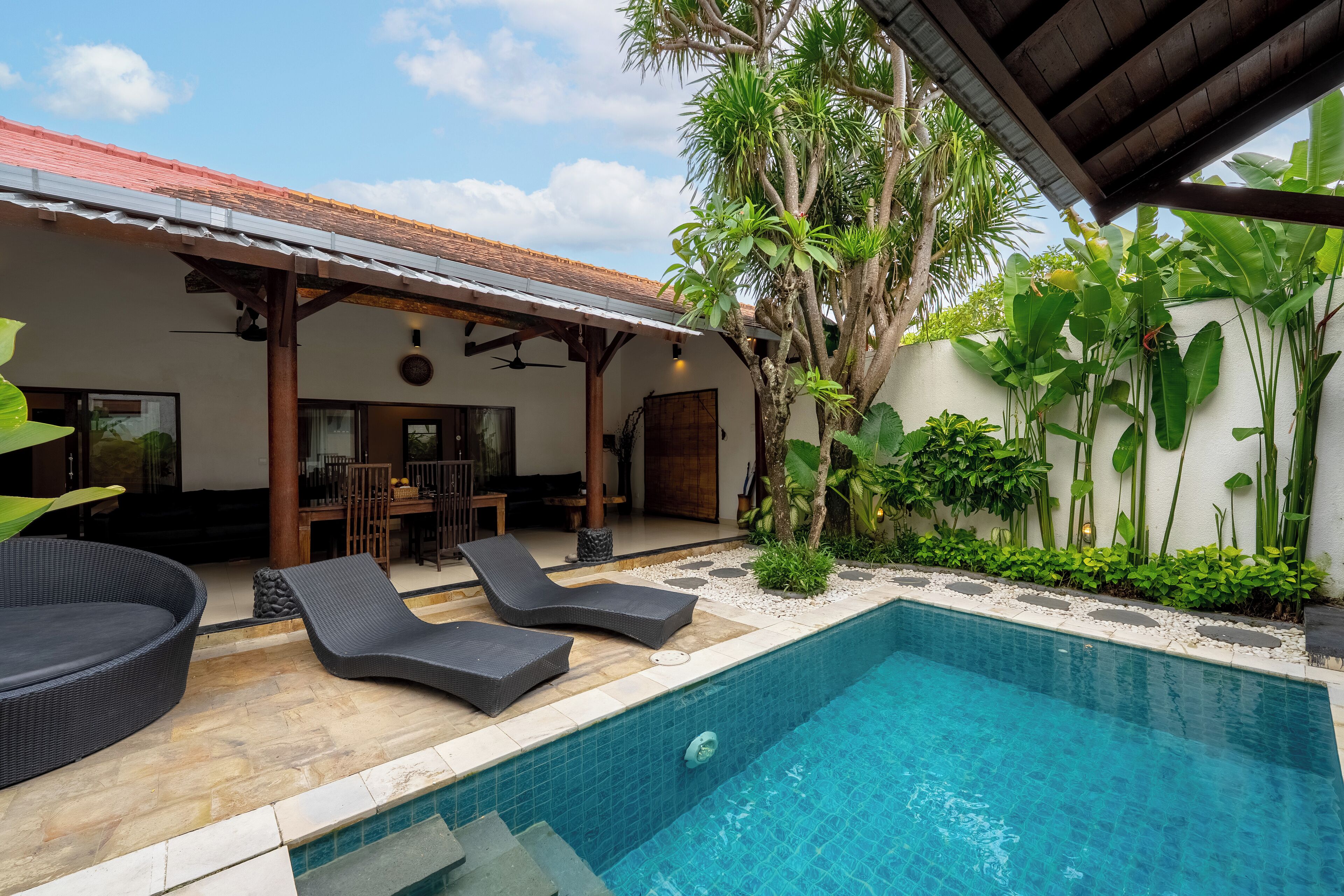 Outdoor pool, pool umbrellas, sun loungers