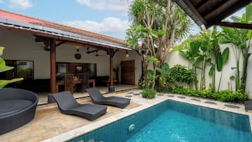 حمّام سباحة خارجي، مظلات على حمّام السباحة، مقاعد للتشمس