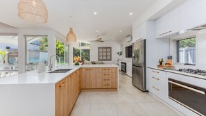 Microondas, horno, placa de cocina, lavavajillas