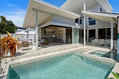 Daybreak Shores- Absolute Beachfront holiday home